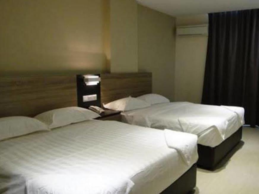 Galaxy Hotel Simpang Ampat  Extérieur photo